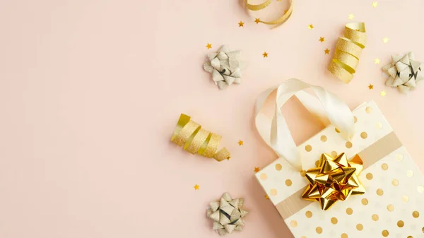有派对彩带和金发女郎的礼品袋放在米色桌子上 庆祝活动的背景 圣诞节或婚礼的概念 平躺在地上 俯瞰四周 — 图库照片