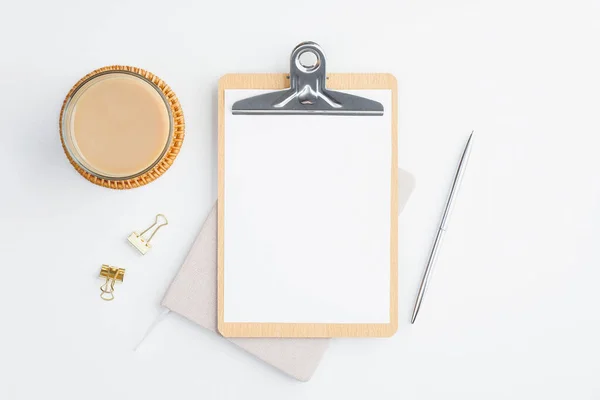 Vlak Gelegd Blanco Papier Klembord Kopje Koffie Kantoorbenodigdheden Witte Tafel — Stockfoto