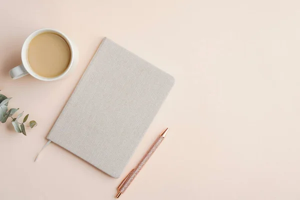 Flacher Schreibtisch Bürotisch Von Oben Weiblicher Arbeitsplatz Mit Notizbuch Stift — Stockfoto