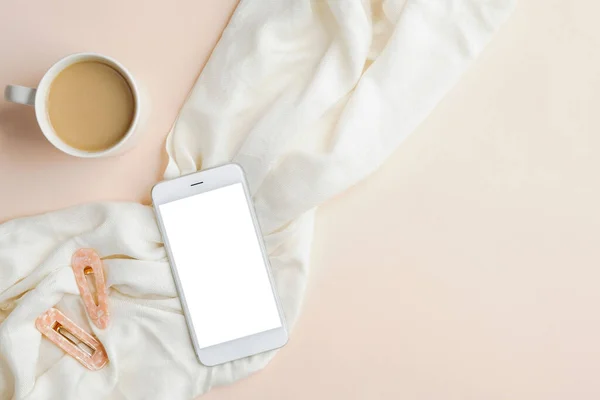 Platt Låg Kopp Kaffe Smartphone Med Tom Skärm Mockup Vit — Stockfoto