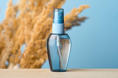 Mavi şeffaf kozmetik sprey şişesi ve sulu nemlendirici losyon. Tuvalet parfüm şişesi maketi, ambalaj tasarımı şablonu. Su kozmetik konsepti.