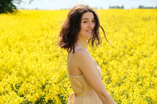 Menina Caucasiana Feliz Com Cabelos Encaracolados Campo Canola Com Flores — Fotografia de Stock