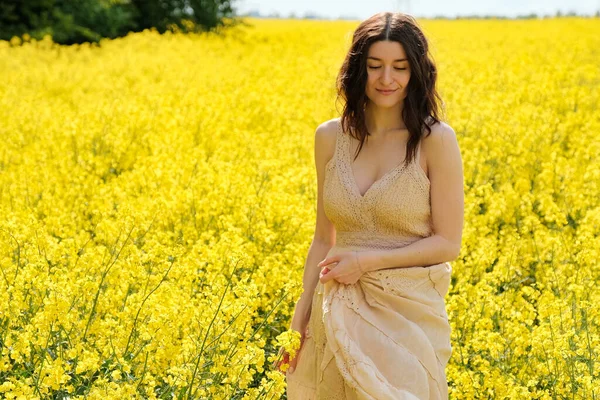 Feliz Joven Mujer Caminando Campo Amarillo Día Verano Bastante Caucásico —  Fotos de Stock