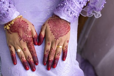 el, mehendi kına desen görüntüsünü. Kısa manikür çivi. Güzel kompozisyon, kumaş arka plan afiş. Yuvarlak mandala soyut çiçek, çiçek leylak. Profesyonel sanat fotoğrafı kapatın