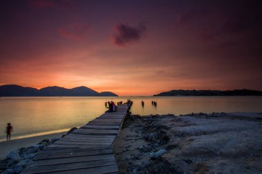 Lumut, Perak, Malezya gün batımında güzel manzarasına. yumuşak odak, uzun pozlama kaynaklanan bulanıklık. Görünür gürültü nedeniyle yüksek ISO.