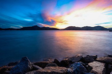 Lumut, Perak, Malezya gün batımında güzel manzarasına. yumuşak odak, uzun pozlama kaynaklanan bulanıklık. Görünür gürültü nedeniyle yüksek ISO.