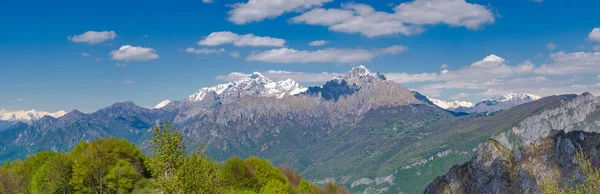 Alpes de l'Orobie vu du sentier hikitg à Corni di Canzo — Photo