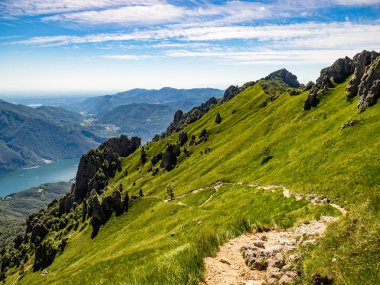 Grigna Meridionale 'de Rifugio Rosalba' ya yürüyüş yolu.