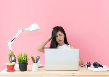 genç bilgisayar masa başında çalışma güzel