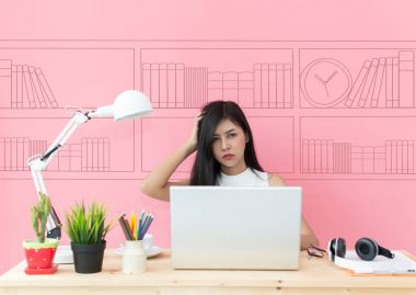 genç bilgisayar masa başında çalışma güzel