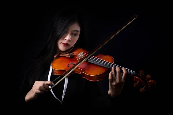 Geige spielen. Musikinstrument mit Händen auf dunklem Hintergrund. — Stockfoto