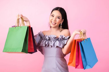 Alışveriş çantalı güzel Asyalı kadın.