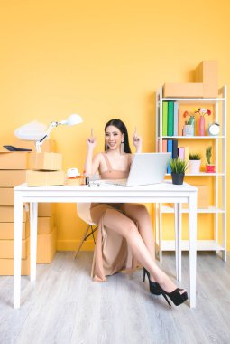 arka planda ev ofis ambalaj çalışan iş sahibi.