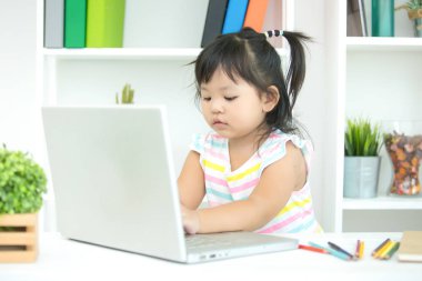 çocuklar dizüstü evde kullanma