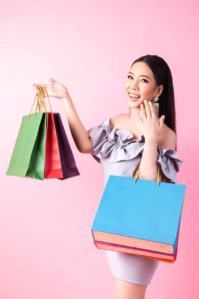 Hermosa mujer asiática con bolsa de compras —  Fotos de Stock