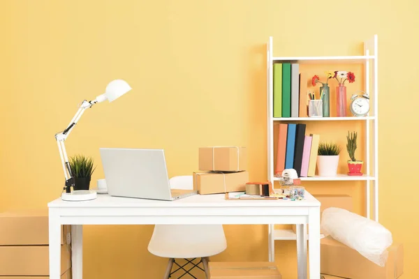 Geschäftsinhaber arbeitet im Home Office Verpackung im Hintergrund. — Stockfoto