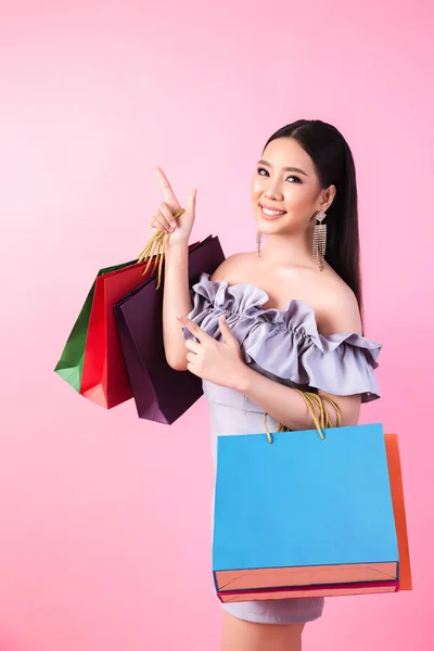 Beautiful asian woman with shopping bag — Stock Photo, Image