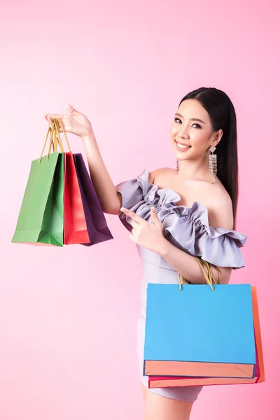 쇼핑백을 들고 있는 아름다운 아시아 여성 — 스톡 사진