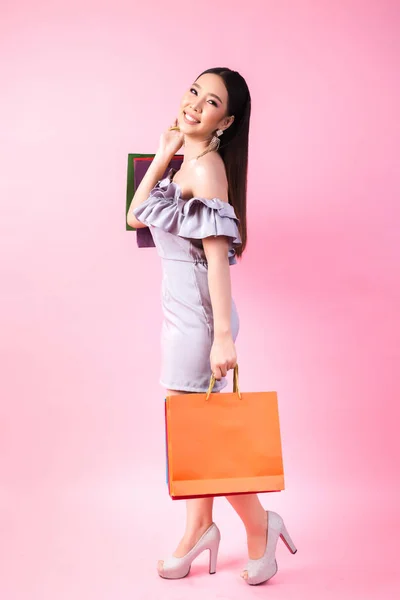 Όμορφη Ασιάτισσα με τσάντα για ψώνια — Φωτογραφία Αρχείου