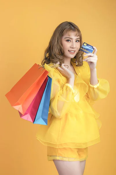 手里拿着购物袋和信用卡的亚洲美女 — 图库照片