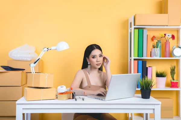 Business ägare arbetar hemma Office förpackningar på bakgrunden. — Stockfoto