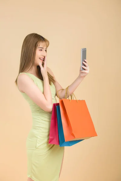 Hermosa mujer asiática con bolsa de compras y tarjeta de crédito en la mano — Foto de Stock