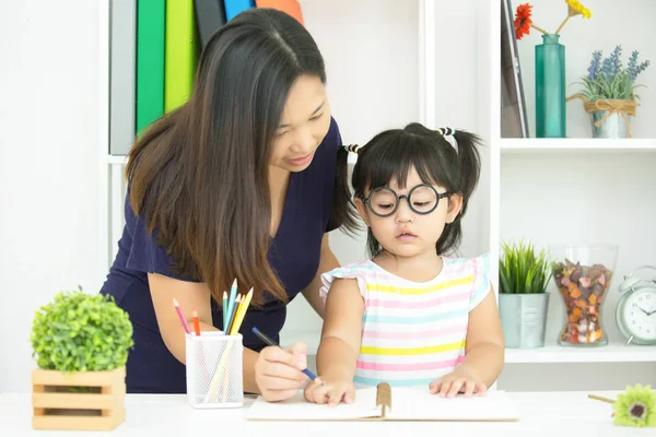 Una famiglia felice. Madre e figlia — Foto Stock