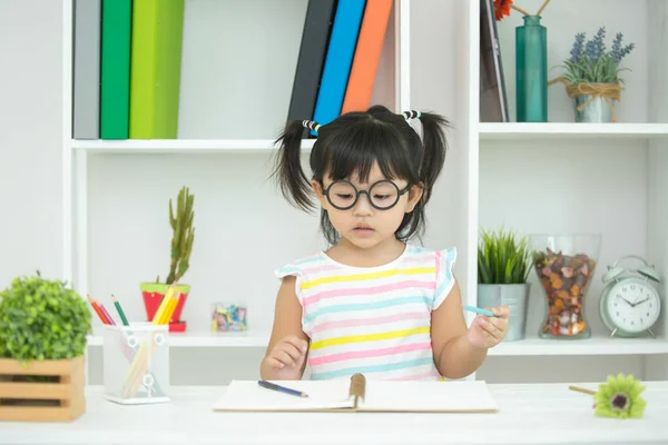 Los niños no están interesados en aprender . —  Fotos de Stock