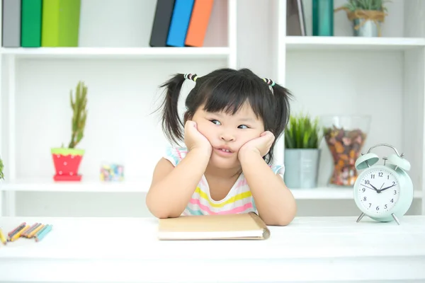 Los niños no están interesados en aprender . —  Fotos de Stock