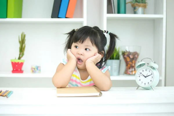 Kinder haben kein Interesse am Lernen. — Stockfoto