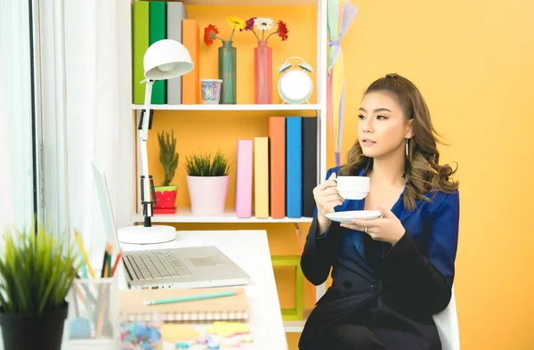 Asiática empresária fazer uma pausa para o café depois de trabalhar no laptop — Fotografia de Stock