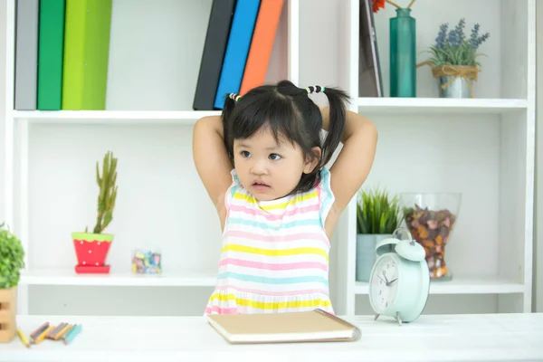 Los niños no están interesados en aprender . —  Fotos de Stock