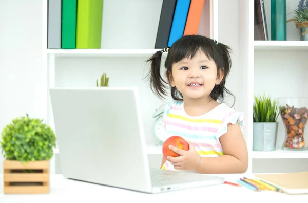 Children using laptop at home — Stock Photo, Image