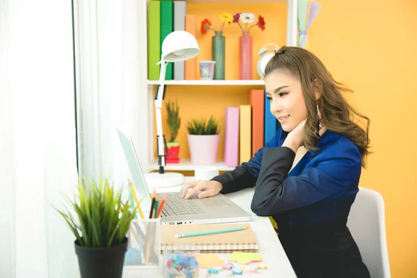 Glada företag dam arbetar på laptop i office — Stockfoto