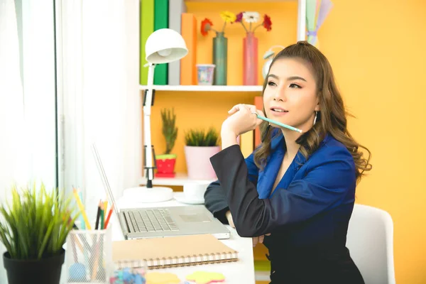 陽気なビジネス女性のオフィスでラップトップに取り組んで — ストック写真