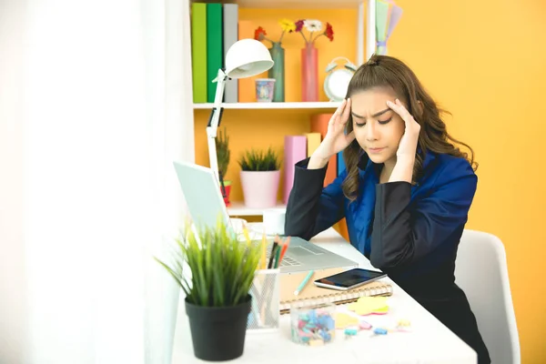 Jeune belle femme ayant mal à la tête travaillant sur ordinateur à hom — Photo