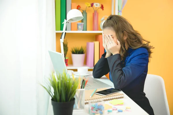 Glada företag dam arbetar på laptop i office — Stockfoto