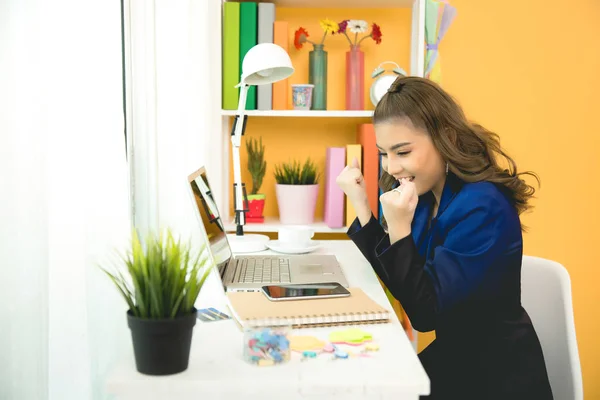 Senhora de negócios alegre trabalhando no laptop no escritório — Fotografia de Stock