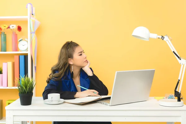 Vidám üzleti hölgy dolgozik laptop iroda — Stock Fotó