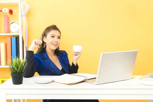 Senhora de negócios alegre trabalhando no laptop no escritório — Fotografia de Stock