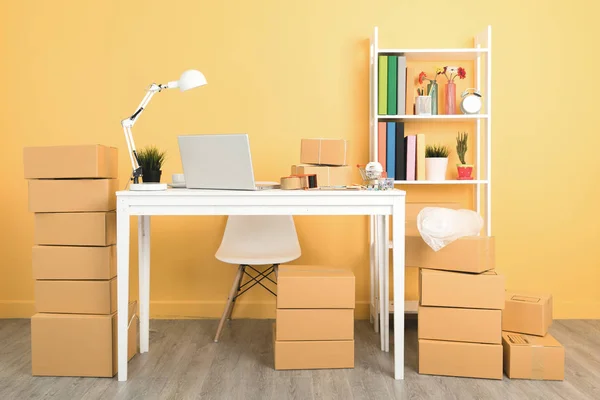 Geschäftsinhaber arbeitet im Home Office Verpackung im Hintergrund. lizenzfreie Stockbilder
