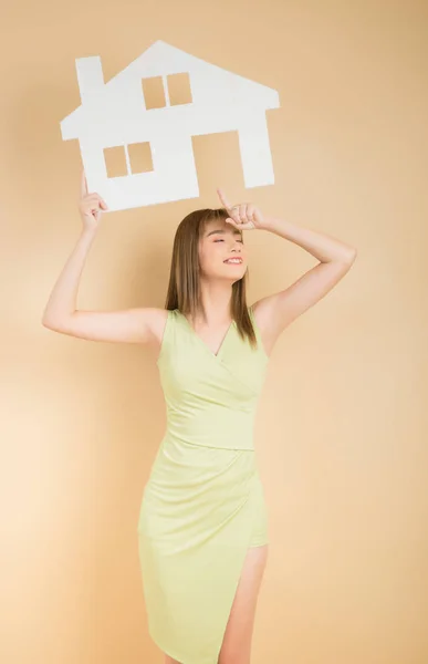 Retrato de joven feliz emocionada mujer asiática sosteniendo papel en casa Fotos de stock