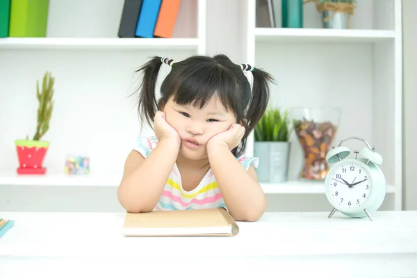 Los niños no están interesados en aprender . Imágenes de stock libres de derechos