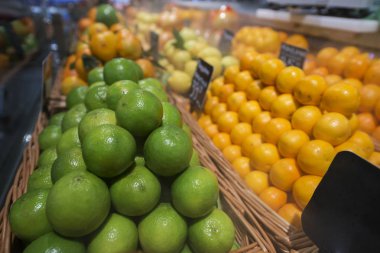 Sepet içinde narenciye süpermarkette fiyat etiketleri ile yığını closeup depolamak