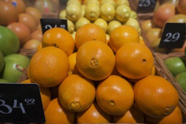 Sepet içinde narenciye süpermarkette fiyat etiketleri ile yığını closeup depolamak