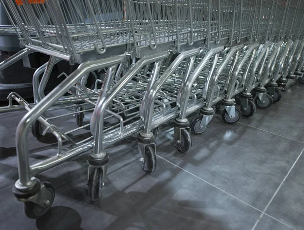 Fecho Dos Carrinhos Colocados Fila Loja Supermercado — Fotografia de Stock