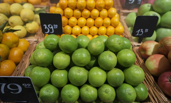 Sepet Içinde Narenciye Süpermarkette Fiyat Etiketleri Ile Yığını Closeup Depolamak — Stok fotoğraf