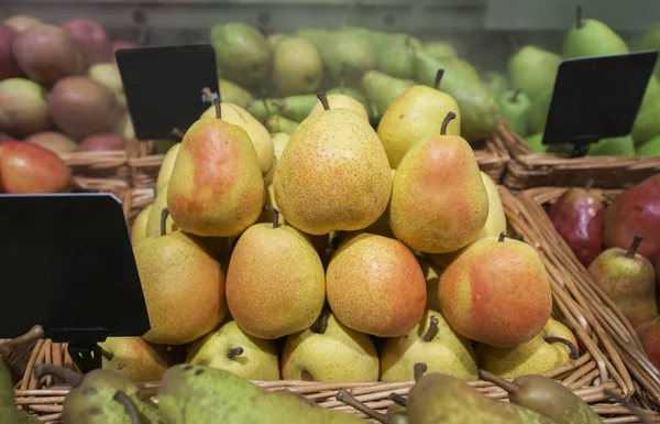 Detailní Záběr Hrušky Jablka Koších Ceny Značek Supermarketu Uchovávat — Stock fotografie