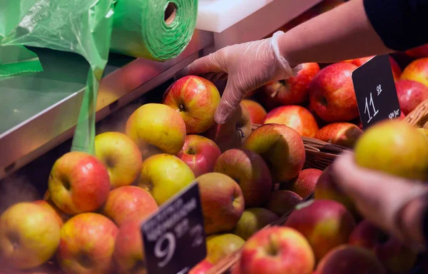 Primo Piano Mano Femminile Raccogliendo Mela Nel Supermercato — Foto Stock