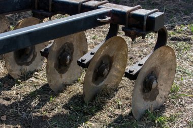 Diskler görünümünü closeup harrow yeşil alan toprağa